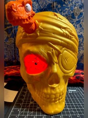 ZURU Giant Skull Flashing Eye Color Change Talks Halloween Blow Mold